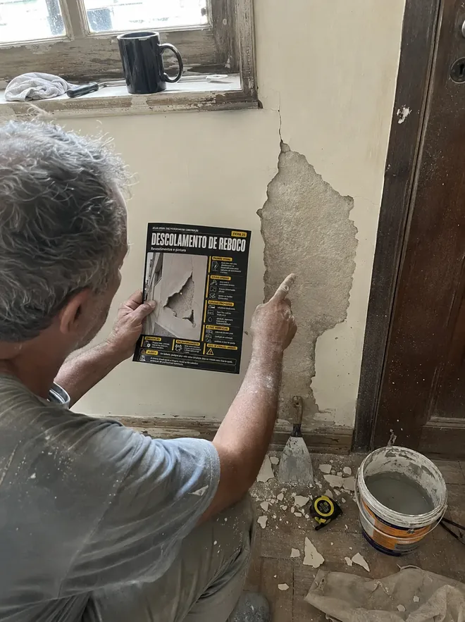 Profissional apoia a ficha do guia sobre a bancada durante uma inspeção.